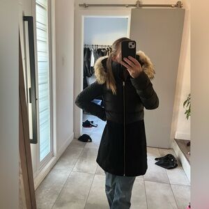 Soia & kyo Black Puffer Coat with real Fur Trim
Puffer up and real wool down